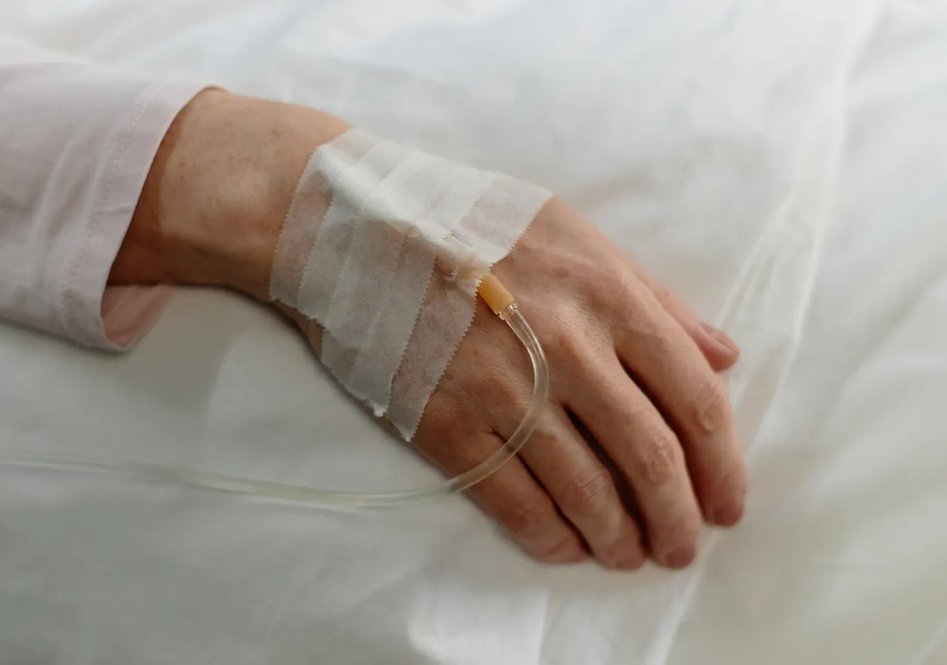 Kroplówki witaminowe Krotoszyn: dłoń z podłączoną kroplówką w spokojnym kadrze
