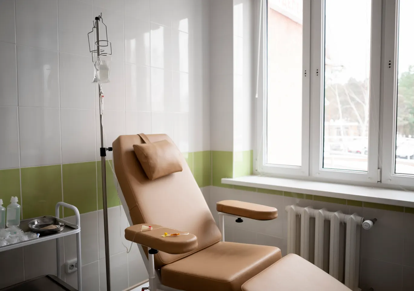 Kroplówki witaminowe Kalisz: gabinet zabiegowy z fotelem i stojakiem na kroplówkę