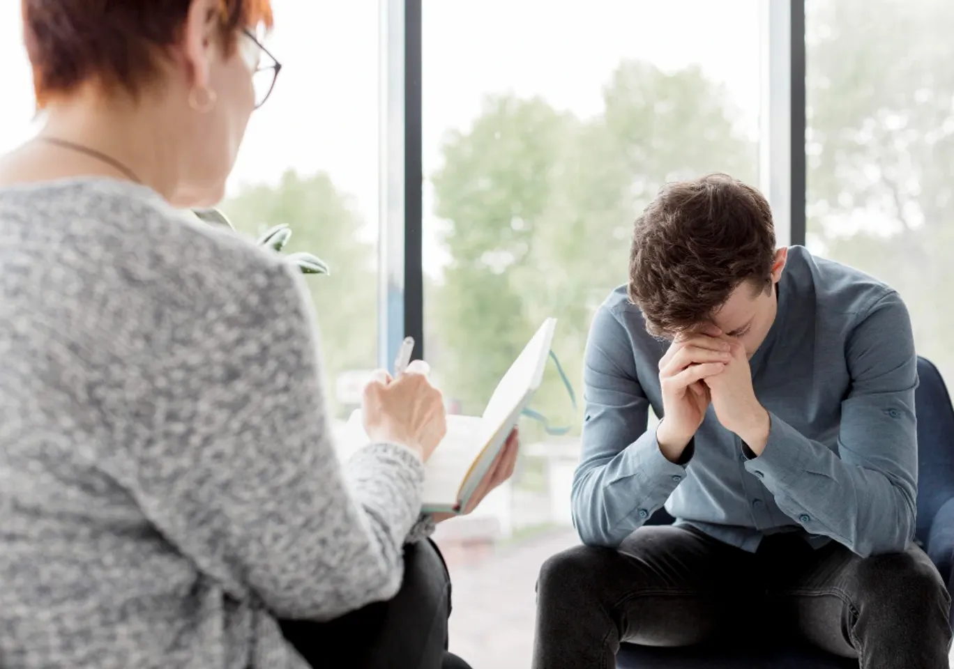 Uzależnienia behawioralne Kalisz: konsultacja u terapeuty przy oknie
