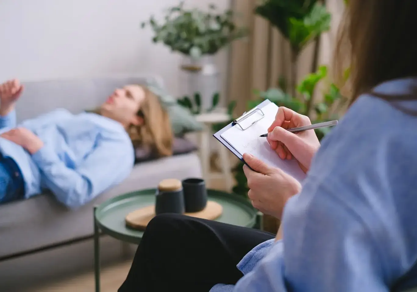 Terapia uzależnień Kalisz: sesja terapeutyczna na kozetce